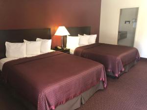 Cama ou camas em um quarto em Regal Inn Chicago O'Hare - Franklin Park