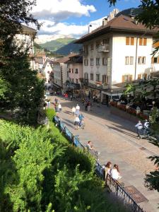 um grupo de pessoas andando por uma rua em Appartements Tlusel em Ortisei