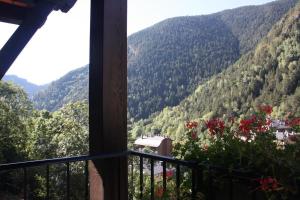 einen Balkon mit Bergblick in der Unterkunft Xalet Besolí in Arinsal