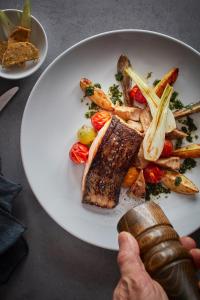 une assiette de denrées alimentaires contenant de la viande et des légumes sur une table dans l'établissement Sporthotel Zum Hohen Eimberg, à Willingen