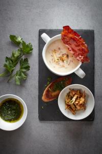 - une table avec deux assiettes de nourriture et une tasse de soupe dans l'établissement Sporthotel Zum Hohen Eimberg, à Willingen