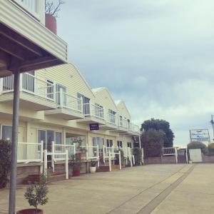 eine Reihe von Häusern mit weißen Balkonen darauf in der Unterkunft A Great Ocean View Motel in Apollo Bay