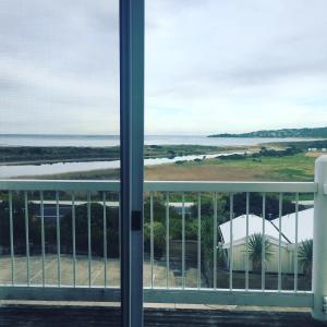 aus einem Fenster mit Meerblick in der Unterkunft A Great Ocean View Motel in Apollo Bay