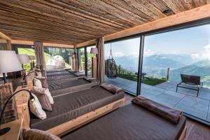 シェーナにあるMountain Lodge Prennangerの山の景色を望む客室