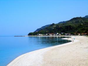 einen Strand mit Menschen, die auf Sand und Wasser gehen in der Unterkunft Hotel Hagiati in Khorevtón