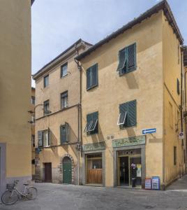 um edifício com janelas e uma bicicleta estacionada em frente em Le Camere di Caterina em Lucca