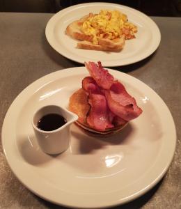 - deux assiettes de nourriture avec du bacon et une tasse de café dans l'établissement The Old Cross Inn, à Blairgowrie