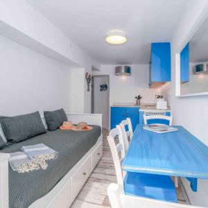 een slaapkamer met een bed en een tafel met stoelen bij Faro di Capo Testa in Bonifacio