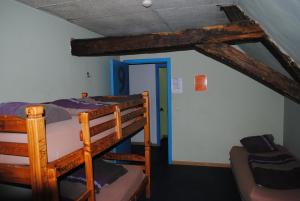 A bed or beds in a room at Charlie Rockets Youth Hostel