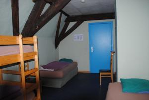 A bed or beds in a room at Charlie Rockets Youth Hostel