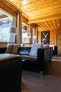 Un lugar para sentarse en Hôtel Alpina - Swiss Ski & Bike Lodge Grimentz