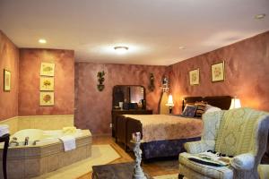 Auberge Wild Rose Inn في مونكتون: غرفة نوم مع سرير وحوض استحمام بجوار سرير sidx sidx