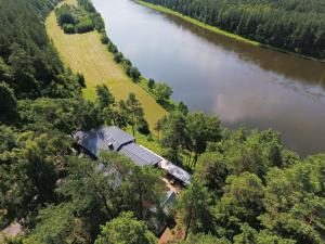 eine Luftansicht eines Hauses neben einem Fluss in der Unterkunft "Seklytele" apartments in Birštonas