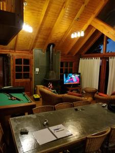 Una televisión o centro de entretenimiento en lodge con piscina privada, parcela de campo.