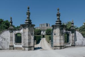 wejście do bramy domu w obiekcie Casa Dos Pombais w mieście Guimarães