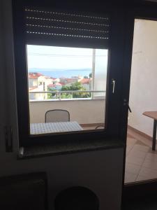 drzwi z oknem z widokiem na balkon w obiekcie Apartments Juric w Baskiej Vodzie