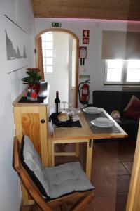 uma pequena cozinha com mesa e mesa em SigmaApartment na Zambujeira do Mar