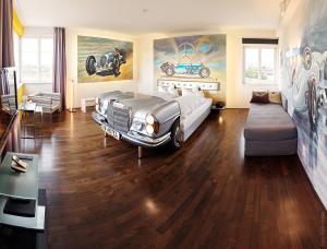 Llit o llits en una habitació de V8 HOTEL Classic Motorworld Region Stuttgart