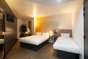 Łóżko lub łóżka w pokoju w obiekcie B&B HOTEL Paris Gennevilliers Asnières