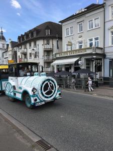 una vecchia macchina che guida lungo una strada di città di Hajo´s Germania Lodge & Irish Pub a Rüdesheim am Rhein