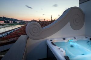 une baignoire jacuzzi au-dessus d'un bâtiment dans l'établissement LHP Hotel River & SPA, à Florence