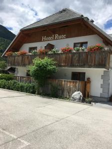 een gebouw met een hek en bloembakken erop bij Rute Hotel and Apartments in Kranjska Gora