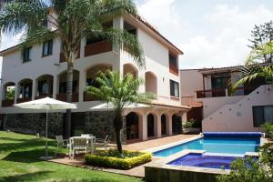 una vista exterior de una villa con piscina en Quinta Elvira, en Cuernavaca