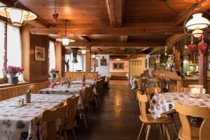 uma fila de mesas num restaurante com toalha de mesa branca em Hotel Restaurant Hirschen em Interlaken