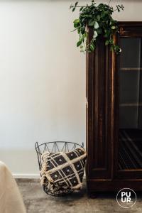 um armário de madeira com um vaso de plantas ao lado de uma almofada em Nummer 100 - 1 em Leeuwarden