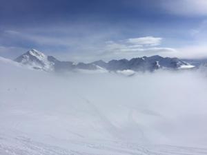 塞斯特雷庞克塔酒店的山地覆盖的雪地山脉