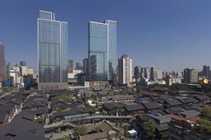 un perfil urbano con rascacielos y edificios en Niccolo Chengdu, en Chengdú