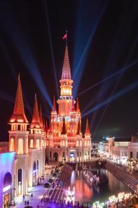 un bâtiment avec un château doté d'une tour d'horloge la nuit dans l'établissement The Land Of Legends Kingdom Hotel - All-in Concept, à Belek