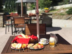 - une table avec deux assiettes de nourriture et une tasse de café dans l'établissement Hotel Tanecnica, à Pustevny