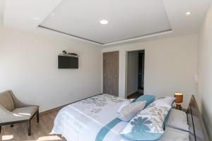 Кровать или кровати в номере Suite de Lujo, Piso Alto, junto Parque Carolina, Generador electrico