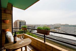 Balkon ili terasa u objektu Amazing Comfy Flat with Balcony by Host Wise