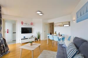 TV i/ili zabavni centar u objektu Amazing Comfy Flat with Balcony by Host Wise