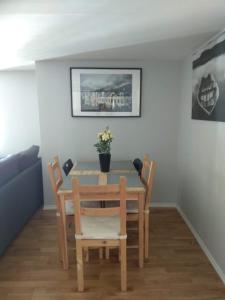 a dining room with a table and chairs at Skuteviken Apartments 40 in Bergen