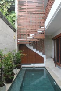 A piscina localizada em Green Studio Apartment Seminyak ou nos arredores