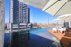 una piscina en la azotea de un edificio en Sonata Hotel Puebla Angelópolis Distrito Sonata, en Puebla