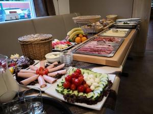 un buffet avec de nombreux types de nourriture sur une table dans l'établissement Weinhaus Hotel, à Norddeich