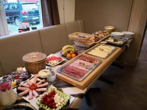 - une table avec un buffet de plats dans l'établissement Weinhaus Hotel, à Norddeich