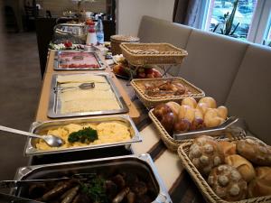 un buffet avec de nombreux types de nourriture sur une table dans l'établissement Weinhaus Hotel, à Norddeich