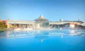 La alberca dentro o cerca de Therme Laa Hotel Silent Spa Villas