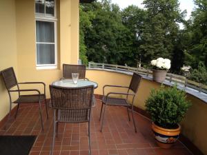 d'une terrasse avec des chaises et une table sur un balcon. dans l'établissement Pension Villa Gisela, à Weimar