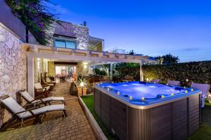 The swimming pool at or close to Hotel Residence Hibiscus