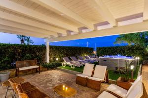 The swimming pool at or close to Hotel Residence Hibiscus