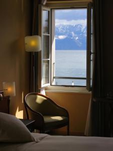 Schlafzimmer mit einem Fenster mit Meerblick in der Unterkunft Hôtel du Port in Lausanne