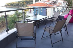 un tavolo e sedie su un balcone con vista di Blue4Aqua Apartments a Kavala