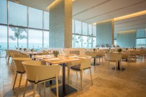 Estelar Cartagena de Indias Hotel y Centro de Convenciones tesisinde bir restoran veya yemek mekanı