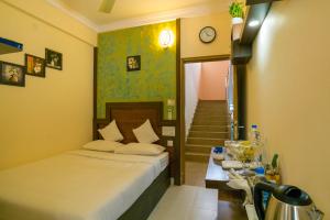 Cama ou camas em um quarto em Blue Bell Cochin Airport Hotel